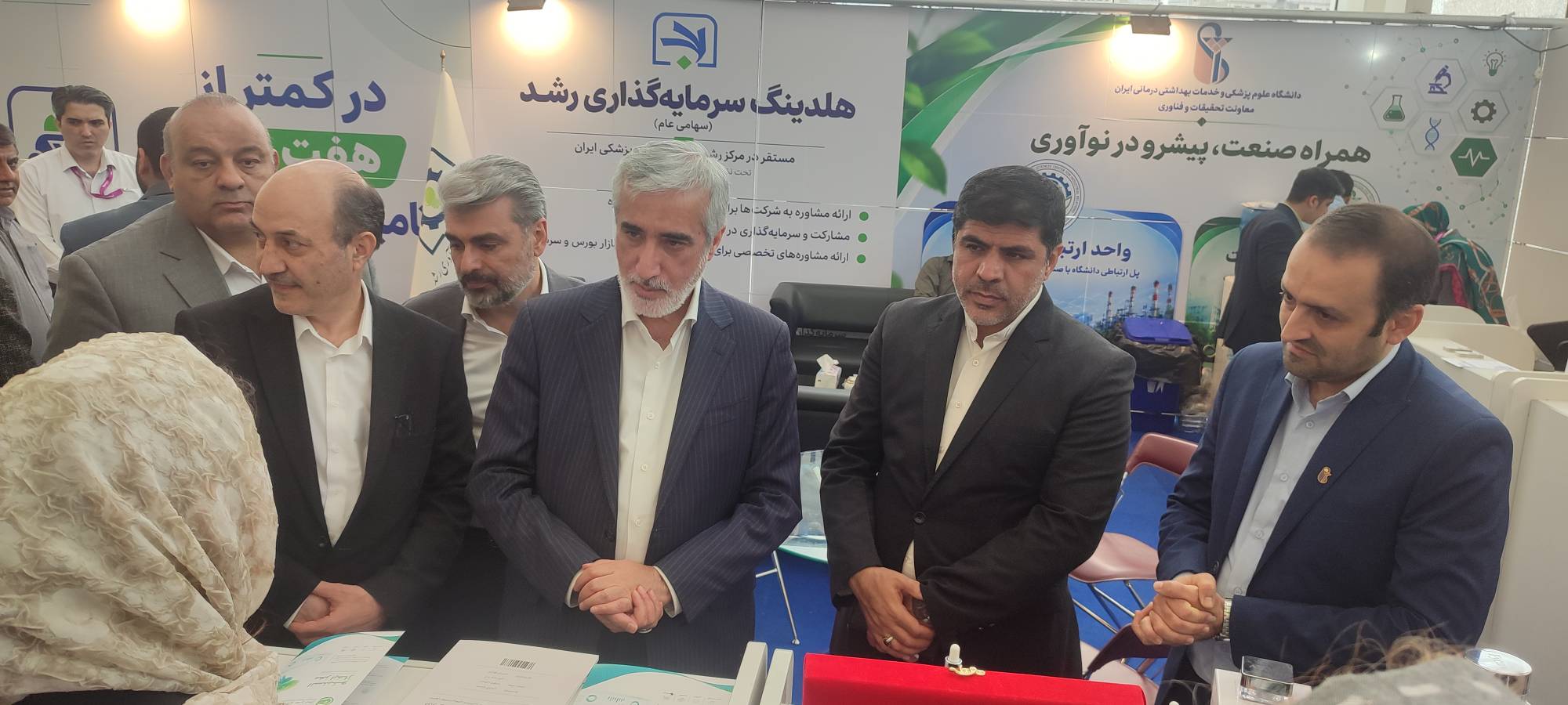 بازدید دکتر پیرصالحی از غرفه دانشگاه
